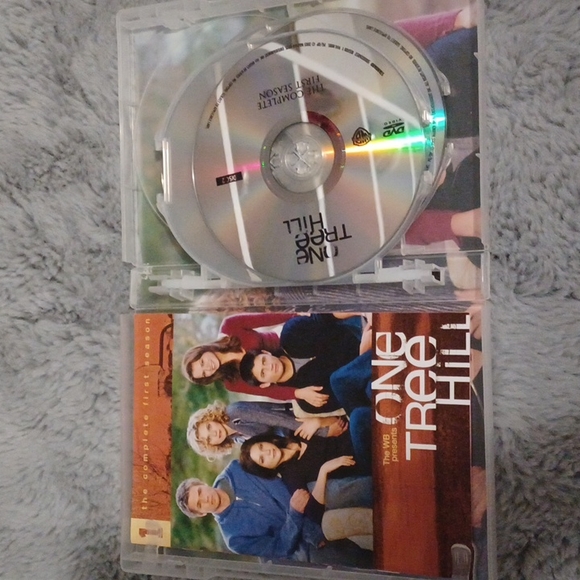 One Tree Hill / Les Frères Scott - season 1 - Picture 2 of 3